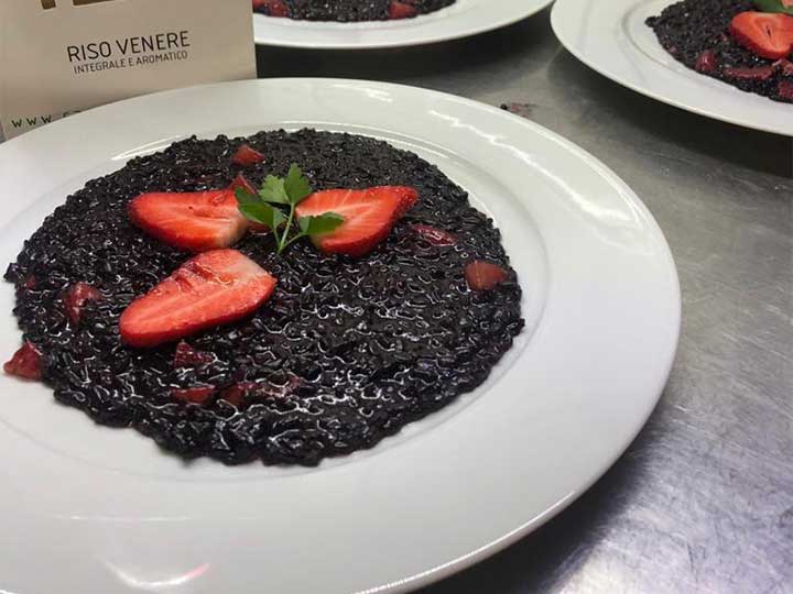 Venere rice with strawberries and champagne