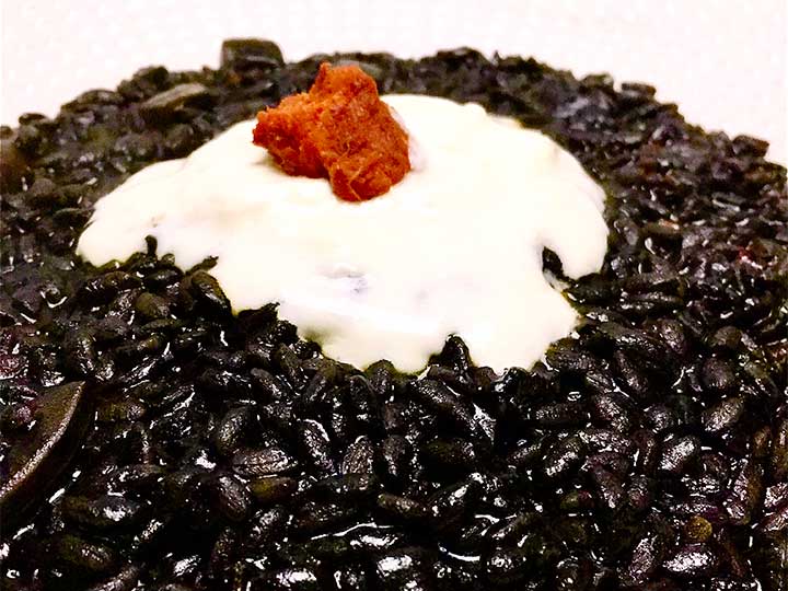 Risotto al nero di seppia con la 'nduia e stracciata di burrata